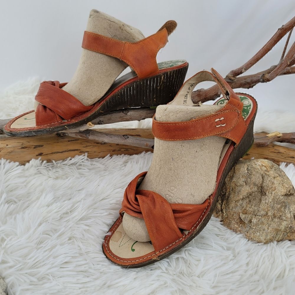 Groundhog twisted strap red orange leather sandals